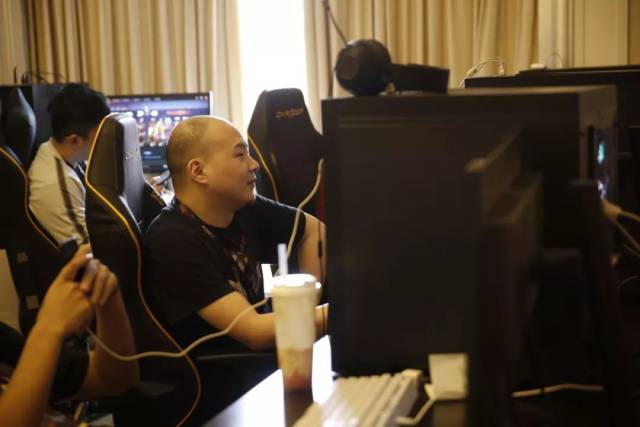 这种情况真的很不可预测。 Oh My God 4 vs 5 消灭了 JD Gaming 并成功翻盘赢得了第一场比赛。