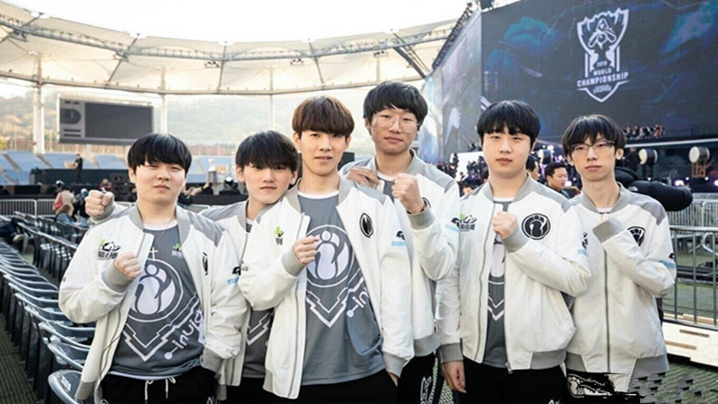 Jiejie当选第八周周MVP 分均伤害、承伤第一 Xiaoxu当选最佳新秀