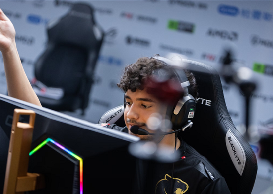 T1打野Oner姐姐晒照：艺术展上妈妈帮我拍的照片