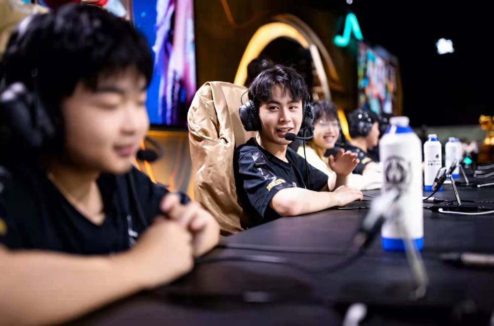 Heroic , Virtus.pro , Wildcard, 和 Rare Atom 是首批被淘汰的队伍，来自 FISSURE Playground #1